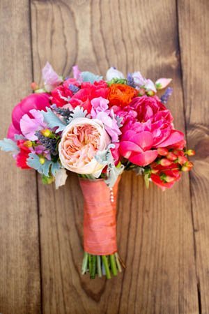 ramo de peonias en colores fuertes