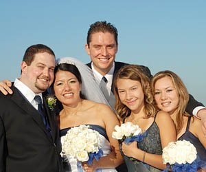novios e invitados a la boda