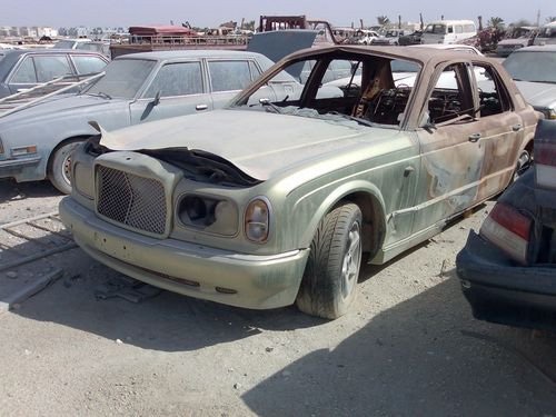 coches de lujo en el desguace
