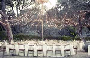 iluminación de boda con bombillas al aire
