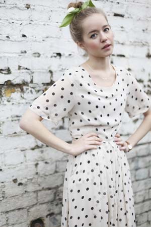 vestido vaporoso lunares negros sobre blanco