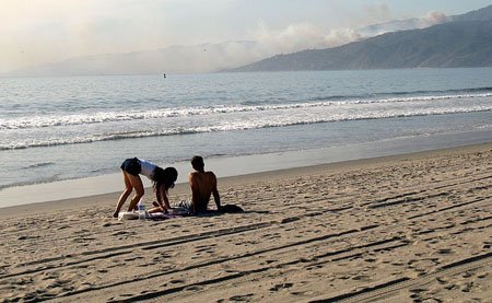 pareja en la playa de los angeles