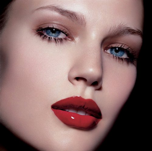 maquillate con labios rojos