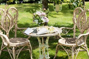 mesa de firmas kate moss the lane blog