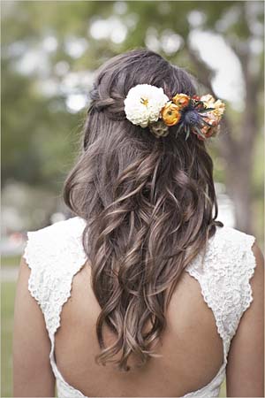 Cabello suelto con trenza y flores