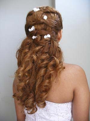 Pelo ondulado suelto con flores blancas