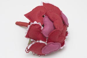Ramo de novia de corazones de fieltro
