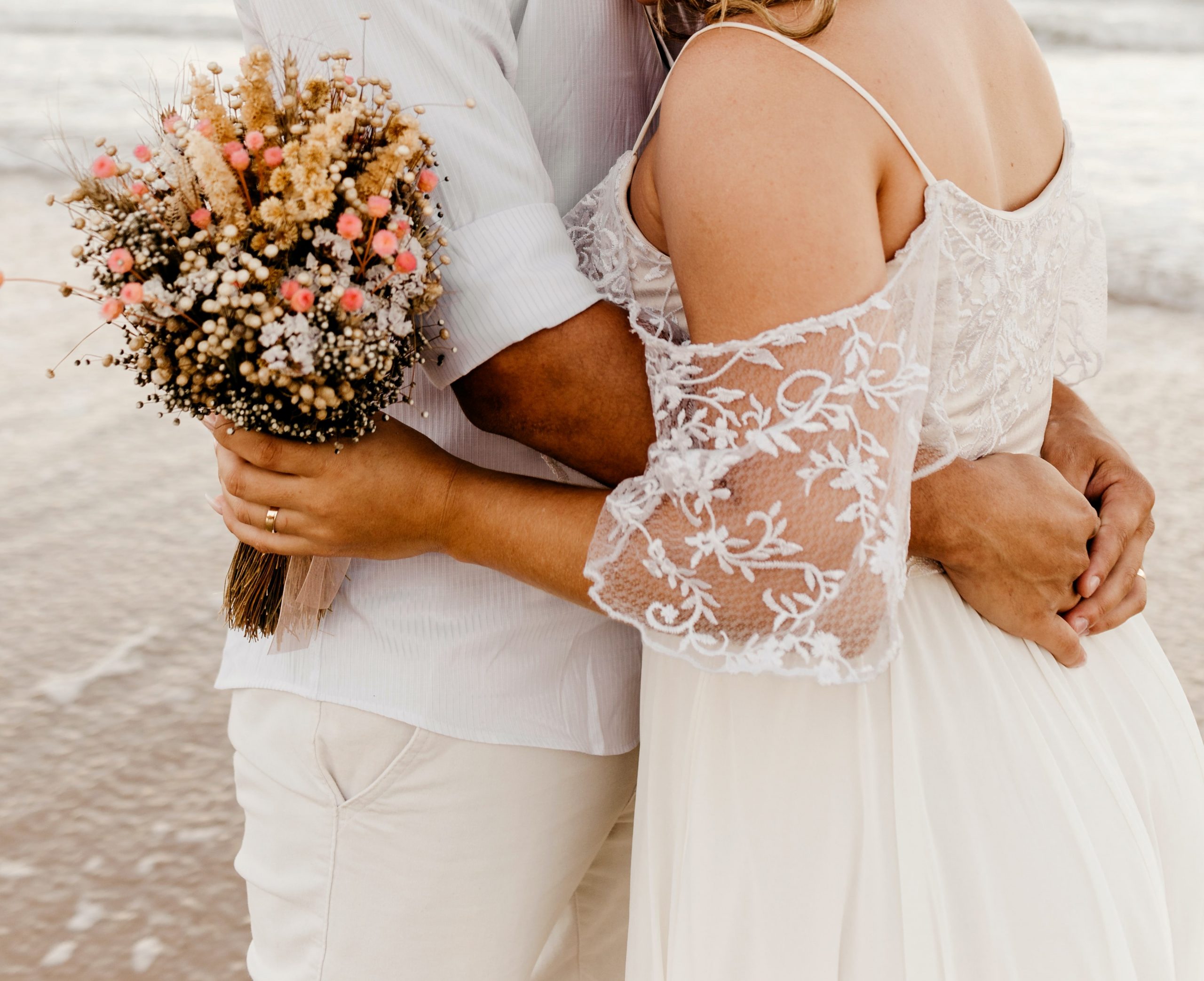 vestimenta en una boda en la playa